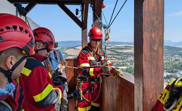 FOTO: Trenčianski hasiči zachraňovali zranenú osobu. V rámci cvičenia ju museli transportovať z veže Trenčianskeho hradu