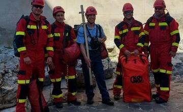 FOTO: Trenčianski hasiči zachraňovali zranenú osobu. V rámci cvičenia ju museli transportovať z veže Trenčianskeho hradu