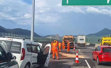FOTO: Hromadná dopravná nehoda na D1 pri Považskej Bystrici v smere na Žilinu. Zrazilo sa 10 áut