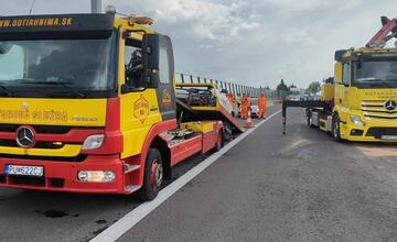 FOTO: Hromadná dopravná nehoda na D1 pri Považskej Bystrici v smere na Žilinu. Zrazilo sa 10 áut