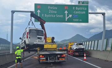 FOTO: Hromadná dopravná nehoda na D1 pri Považskej Bystrici v smere na Žilinu. Zrazilo sa 10 áut