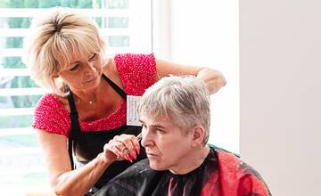 FOTO: Nádejné kaderníčky sa pravidelne starajú o účesy seniorov v novomestskom domove dôchodcov