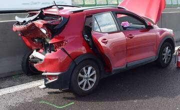 FOTO: Hromadná dopravná nehoda na D1 pri Považskej Bystrici si vyžiadala zranenie troch osôb vrátane dieťaťa