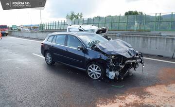 FOTO: Hromadná dopravná nehoda na D1 pri Považskej Bystrici si vyžiadala zranenie troch osôb vrátane dieťaťa