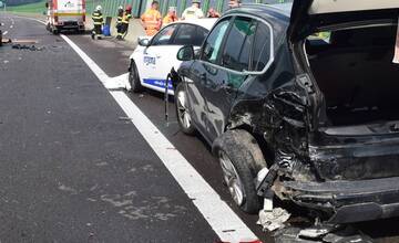 FOTO: Hromadná dopravná nehoda na D1 pri Považskej Bystrici si vyžiadala zranenie troch osôb vrátane dieťaťa