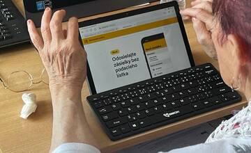 FOTO: Seniori po absolvovaní školenia získajú tablet