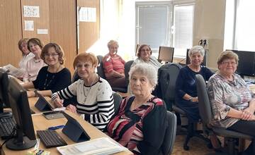 FOTO: Seniori po absolvovaní školenia získajú tablet