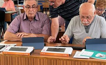 FOTO: Seniori po absolvovaní školenia získajú tablet