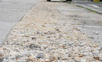 FOTO: V Trenčíne opravia chodníky aj cestu. Práce potrvajú najbližšie tri mesiace