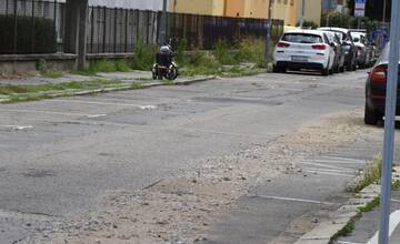 FOTO: V Trenčíne opravia chodníky aj cestu. Práce potrvajú najbližšie tri mesiace