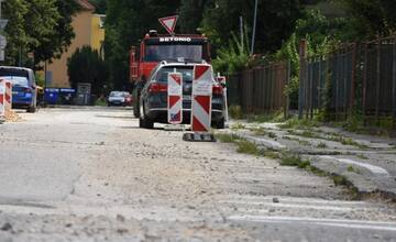 FOTO: V Trenčíne opravia chodníky aj cestu. Práce potrvajú najbližšie tri mesiace