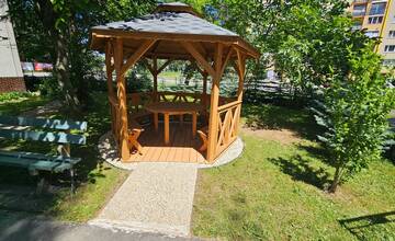 FOTO: Nové altánky pre seniorov v Prievidzi