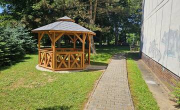 FOTO: Nové altánky pre seniorov v Prievidzi