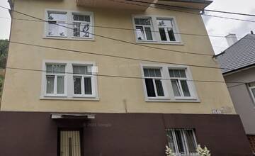 FOTO: Bytový dom v Trenčianskych Tepliciach je na predaj. Kto navrhne najvyššiu sumu, vyhráva