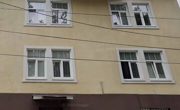 FOTO: Bytový dom v Trenčianskych Tepliciach je na predaj. Kto navrhne najvyššiu sumu, vyhráva