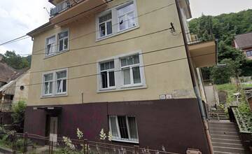 FOTO: Bytový dom v Trenčianskych Tepliciach je na predaj. Kto navrhne najvyššiu sumu, vyhráva