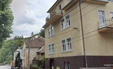 FOTO: Bytový dom v Trenčianskych Tepliciach je na predaj. Kto navrhne najvyššiu sumu, vyhráva