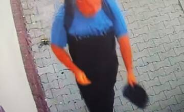 FOTO: Polícia z Nového Mesta nad Váhom pátra po totožnosti neznámeho muža. Poznáte ho?