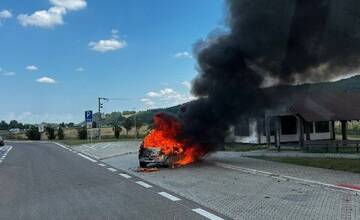 FOTO: Auto zhorelo do tla. Na odpočívadle pri diaľnici smerom na Žilinu im auto zachvátilo plamene