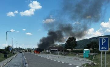 FOTO: Auto zhorelo do tla. Na odpočívadle pri diaľnici smerom na Žilinu im auto zachvátilo plamene