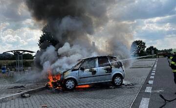 FOTO: Auto zhorelo do tla. Na odpočívadle pri diaľnici smerom na Žilinu im auto zachvátilo plamene