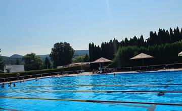 FOTO: Letné kúpalisko v Púchove je otvorené. Pribudli tri nové tobogány aj upravený bazén na tri časti
