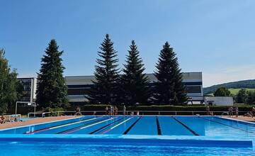 FOTO: Letné kúpalisko v Púchove je otvorené. Pribudli tri nové tobogány aj upravený bazén na tri časti
