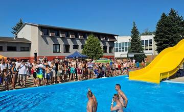 FOTO: Letné kúpalisko v Púchove je otvorené. Pribudli tri nové tobogány aj upravený bazén na tri časti