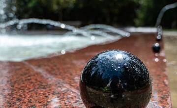 FOTO: Fontána v Novom Meste nad Váhom je opätovne spustená. Vyžadovala si rekonštrukciu