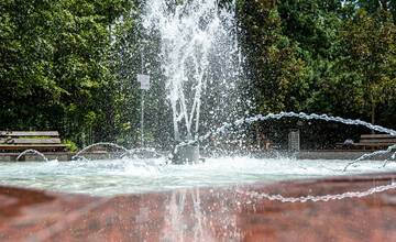 FOTO: Fontána v Novom Meste nad Váhom je opätovne spustená. Vyžadovala si rekonštrukciu