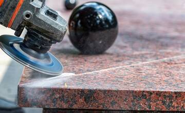 FOTO: Fontána v Novom Meste nad Váhom je opätovne spustená. Vyžadovala si rekonštrukciu