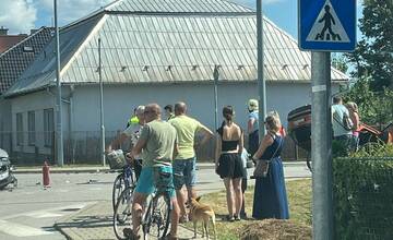 FOTO: Vážna dopravná nehoda v Trenčíne. Auto skončilo prevrátené na streche