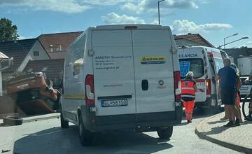 FOTO: Vážna dopravná nehoda v Trenčíne. Auto skončilo prevrátené na streche