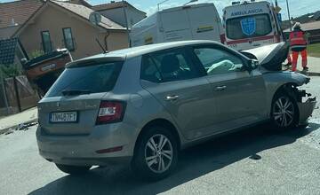 FOTO: Vážna dopravná nehoda v Trenčíne. Auto skončilo prevrátené na streche