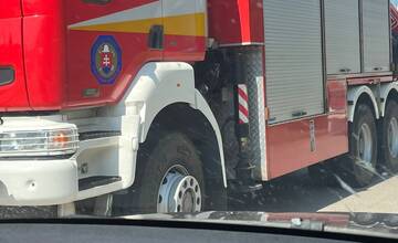 FOTO: Vážna dopravná nehoda v Trenčíne. Auto skončilo prevrátené na streche
