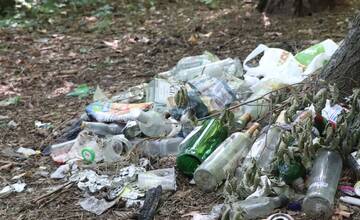 FOTO: Nelegálnu skládku v Dubnici nad Váhom upratovali mestskí policajti