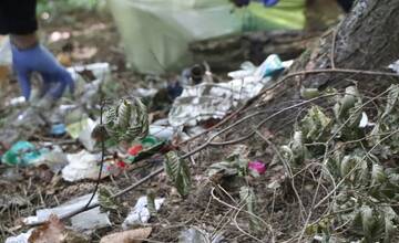 FOTO: Nelegálnu skládku v Dubnici nad Váhom upratovali mestskí policajti