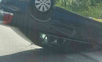 FOTO: Auto skončilo na streche, vodič mimo neho. Hrozivá nehoda na diaľnici D1 pri Dubnici nad Váhom