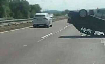 FOTO: Auto skončilo na streche, vodič mimo neho. Hrozivá nehoda na diaľnici D1 pri Dubnici nad Váhom