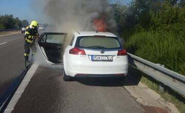 FOTO: Auto na diaľnici zhorelo takmer do tla 