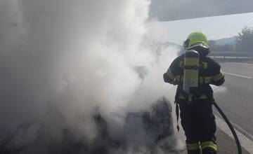 FOTO: Auto na diaľnici zhorelo takmer do tla 