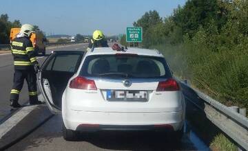 FOTO: Auto na diaľnici zhorelo takmer do tla 