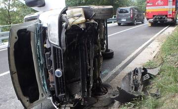 FOTO: Dopravná nehoda na zrekonštruovanej ceste Veľké Uherce–Skýcov pri Partizánskom má prvú nehodu aj zranenie
