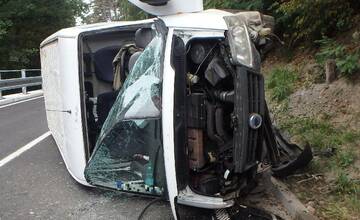 FOTO: Dopravná nehoda na zrekonštruovanej ceste Veľké Uherce–Skýcov pri Partizánskom má prvú nehodu aj zranenie