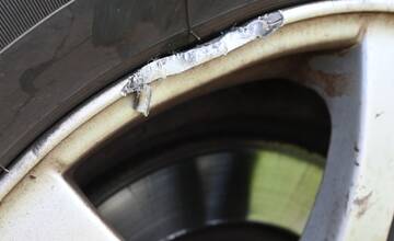 FOTO: Dôchodca na motorke spôsobil nehodu pod vplyvom alkoholu v obci Nitrica 