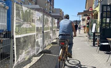 FOTO: V Trenčíne na Hviezdoslavovej ulici dočasne zakázali vjazd zdieľaným kolobežkám Bolt. Stávali sa tam kolízie