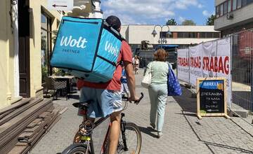 FOTO: V Trenčíne na Hviezdoslavovej ulici dočasne zakázali vjazd zdieľaným kolobežkám Bolt. Stávali sa tam kolízie
