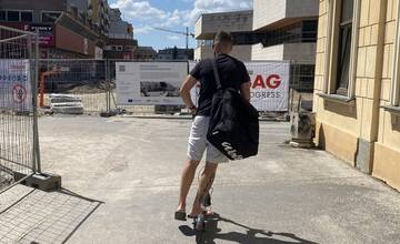 FOTO: V Trenčíne na Hviezdoslavovej ulici dočasne zakázali vjazd zdieľaným kolobežkám Bolt. Stávali sa tam kolízie