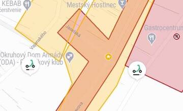 FOTO: V Trenčíne na Hviezdoslavovej ulici dočasne zakázali vjazd zdieľaným kolobežkám Bolt. Stávali sa tam kolízie