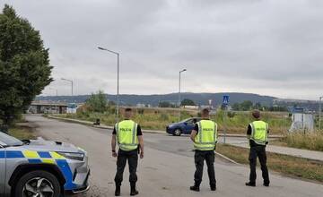 FOTO: Náraz motorkára do policajného auta